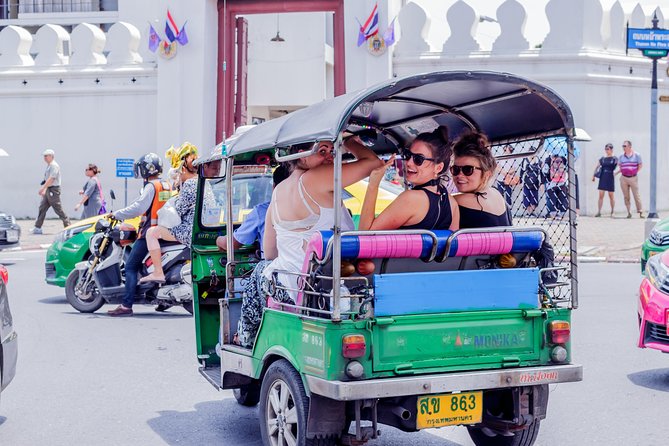 Bangkok Tuk Tuk Walk & Temple Tour With Wat Pho, Arun & Traimit - Yaowarat Road in Chinatown: Walking Time That Feels Like Bangkok