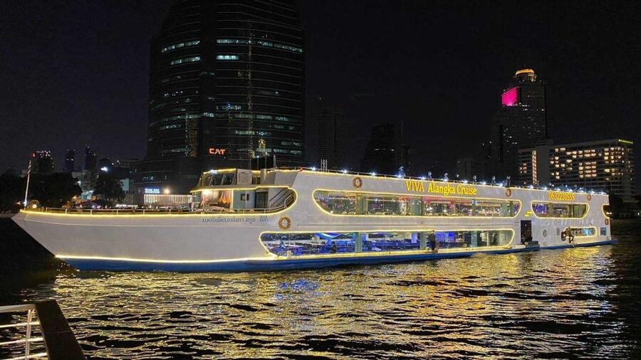 Bangkok: Viva Alangka Chao Phraya Dinner Cruise - Ship comfort on the Chao Phraya: what spacious means at night