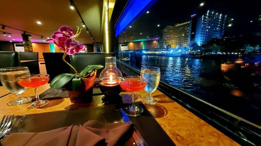 Bangkok: White Orchid Chao Phraya Dinner Cruise - Dealing with crowds: where your comfort comes from
