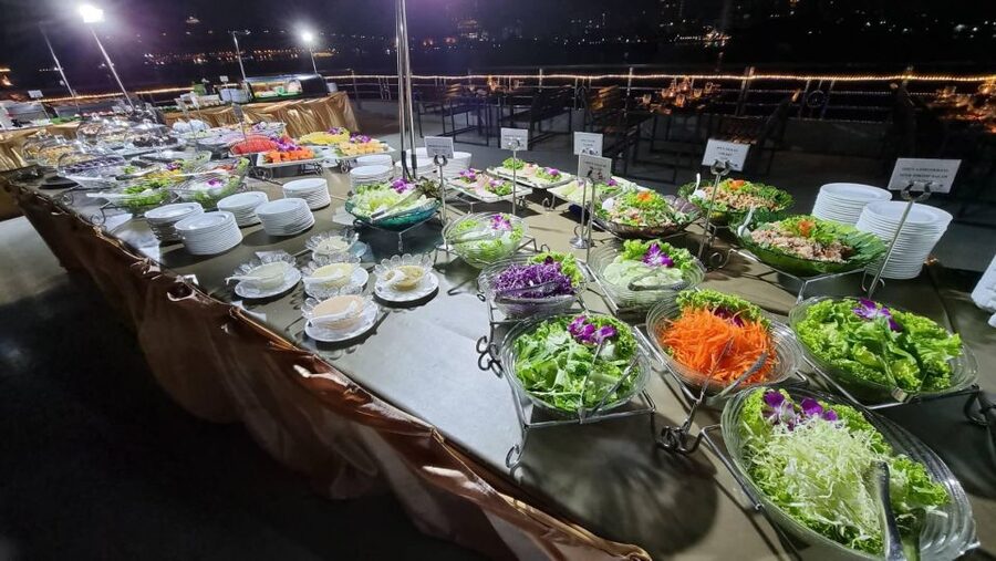 Bangkok: White Orchid Chao Phraya Dinner Cruise - The bridges, fireworks, and big-moment sightseeing