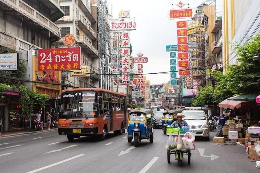 Bangkok with a Private Car and Driver Customizable Tours - 6-hour route: Wat Arun, Pak Khlong Talat, Grand Palace exterior, Wat Pho, Chinatown