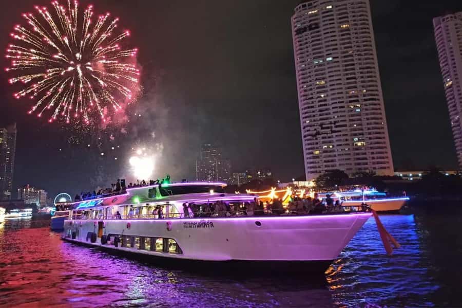 Bangkok: Wonderful Pearl Dinner Cruise and Live Performance - The buffet: Thai and Western choices, served so you can graze