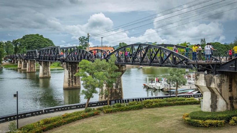BKK: Damnoen Floating Market, Maeklong Rail & River Bridge - Kanchanaburi War Cemetery: A Quiet, Self-Guided Reset