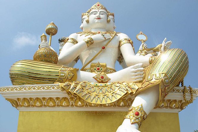 Chachoengsao One Day Trip from Bangkok : Historic Market and Buddhist Temples - Ban Mai Market: A Cozy Break for Thai Food and Calm River Breezes