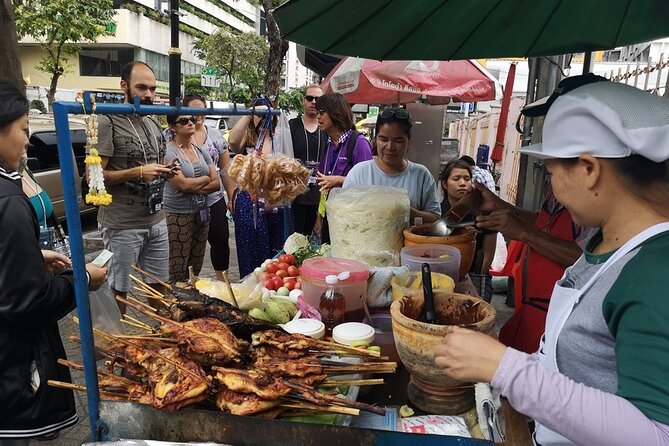 CHOB TUK TUK + Canal + Food Tasting - Walking from Pak Khlong Talad to Old Siam Plaza, where food comes in