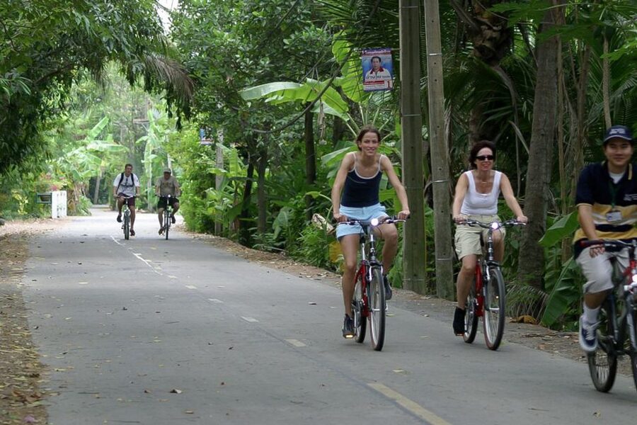 Colors Of Bangkok: 4-Hour Small Group Bike Tour - Lunch at a local restaurant: simple, filling, worth it