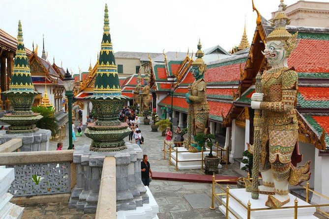 Damnern Saduak Floating Market, Grand Palace and Wat Phra Keo Tour from Bangkok - Entering the Grand Palace: timing, etiquette, and why the guide helps
