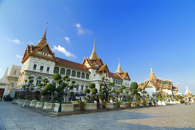 Damnern Saduak Floating Market, Grand Palace and Wat Phra Keo Tour from Bangkok - Wat Phra Kaew (Temple of the Emerald Buddha): the afternoon anchor