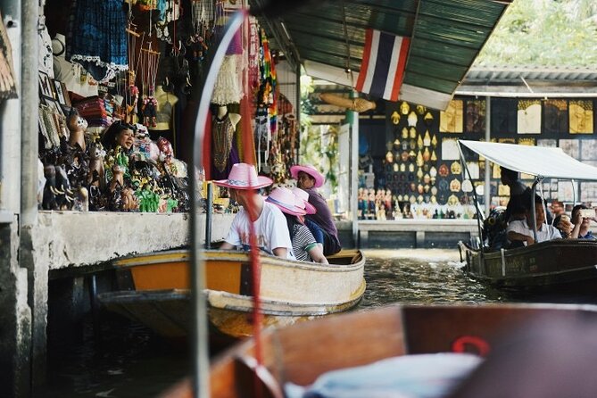 Damnoen Saduak Floating Market & Maeklong Market Tour frm Bangkok - Maeklong Railway Market (Hoop Rom Market): watch the track show