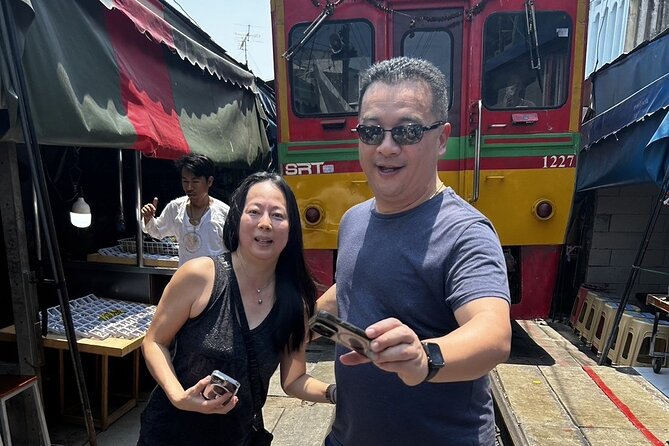 Damnoen Saduak Floating Market & Maeklong Railway From Bangkok - Maeklong Railway Market: the umbrellas-back-in-time moment
