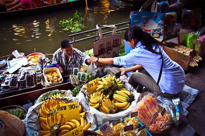 Damnoen Saduak Floating Market & Maeklong Railway Market Tour From Bangkok - Guide, group size, and the comfort stuff that saves your day