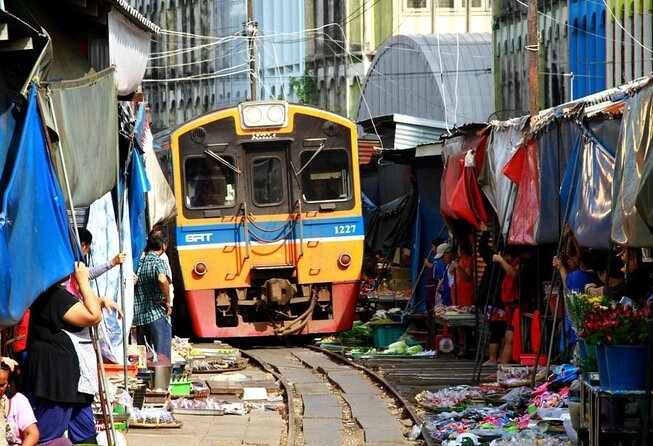 Damnoen Saduak Floating Market & Maeklong Railway Market Tour From Bangkok - River City Bangkok meeting point, start time, and the timing quirks to watch