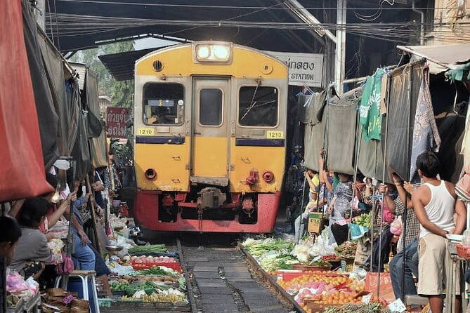 Damnoen Saduak Floating Market & Railway Market Tour from Bangkok - Mae Klong Railway Market: Umbrellas Down, Train Through