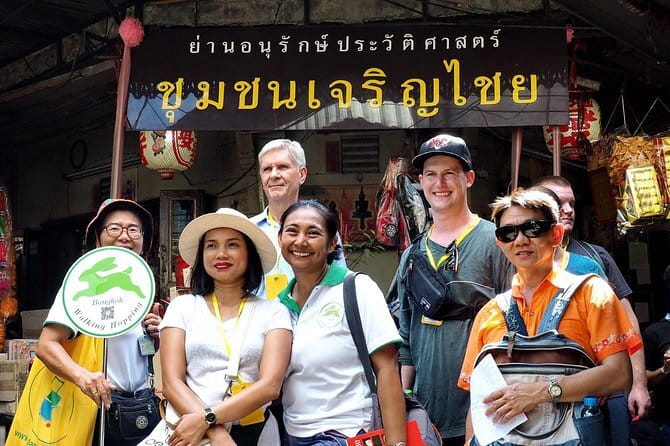 Day Trip to Bangkok Floating Market & Maeklong Railway - Stop 3: Maeklong Railway Market and how to watch the train
