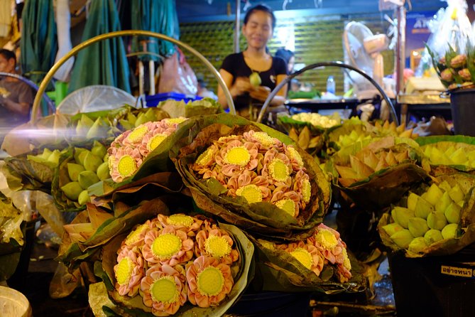 Discover Bangkok at Night 5-Hour Bike Tour with dinner - Wat Phra Chetuphon: temple atmosphere and the Thai massage connection