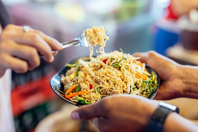 Drinks & Bites in Bangkok Private Tour - Stop 3, ขนมจีนเจ๊เฉย: Fermented Rice Noodles with Curry-Style Toppings