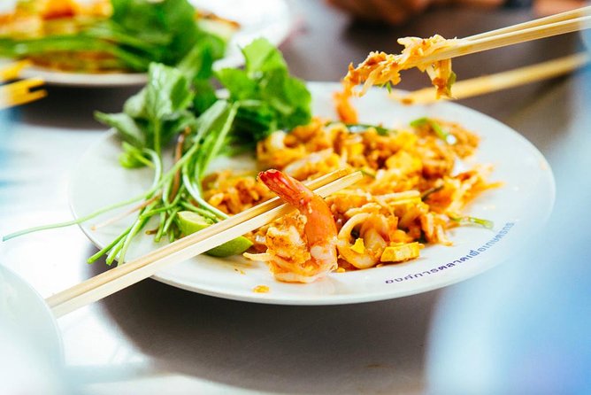 Drinks & Bites in Bangkok Private Tour - Stop 1, Pratunam Market: Satay and Pork Skewers Grilled in Front of You
