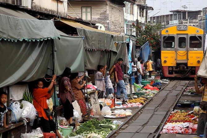 Famous Markets Tour: Maeklong Railway & Damnoen Saduak Floating - The hour-by-hour rhythm: what your day feels like