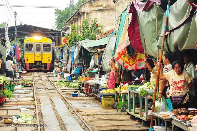 Famous Markets Tour: Maeklong Railway & Damnoen Saduak Floating - Group size and the guide: how to make it feel personal