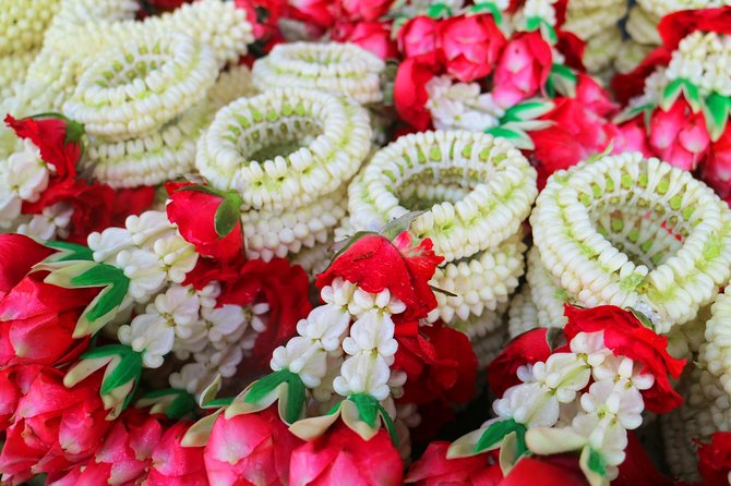 Flower Market & Floral Art: Multilingual Private Tour [EN/others] - Kalayanamitr Temple: Fish Feeding, Sam Por Kong, and a Full Garland Workshop