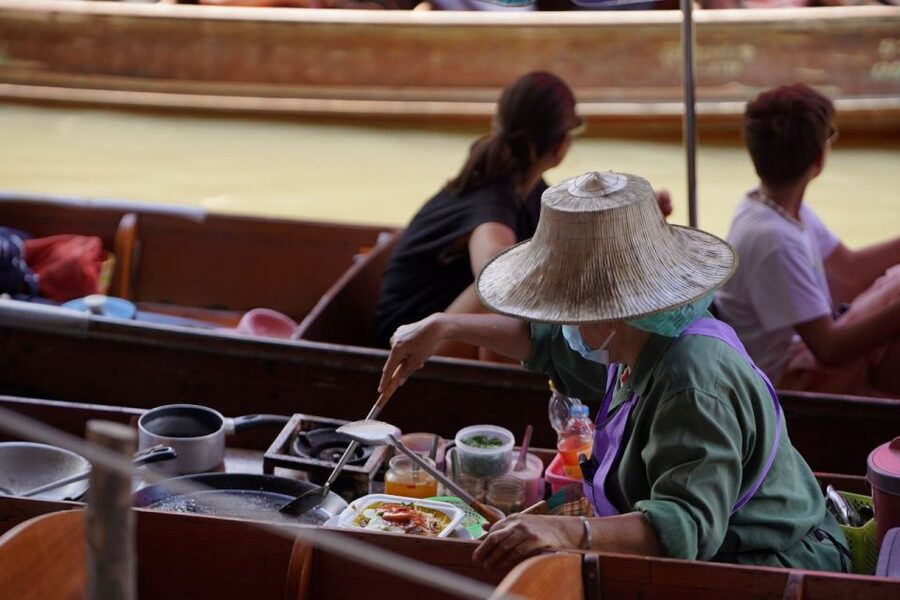 From Bangkok : Meklong Railway Market By Bus - Food and shopping: how to snack well without wasting time