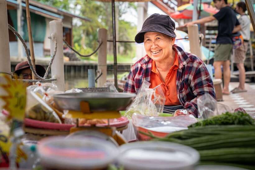 From Bangkok: Railway & Damnoen Saduak Floating Market Tour - Tips to Make Your Day Easier: Photos, Cash, Shoes, and Heat