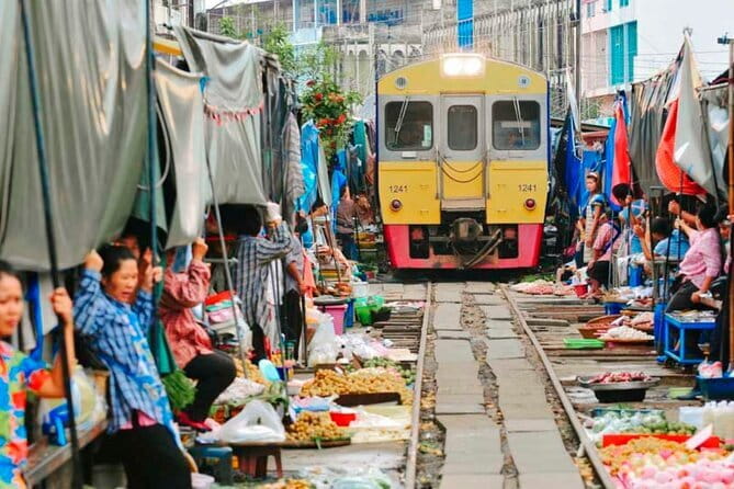 Glittering Ayutthaya Tour to Famous Sights, Market & Sunset Boat - Chao Phrom Market: A Snack Break That Feels Like Ayutthaya