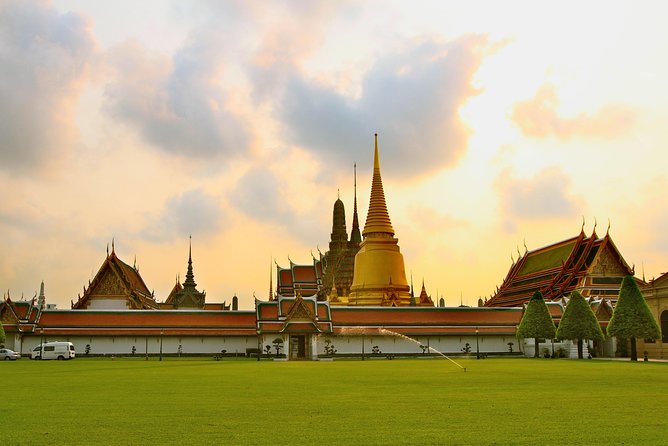 Grand Palace Glory and Emerald Buddha : Half-Day Tour in Bangkok - Wat Phra Kaew and the Emerald Buddha: sacred rules you must follow