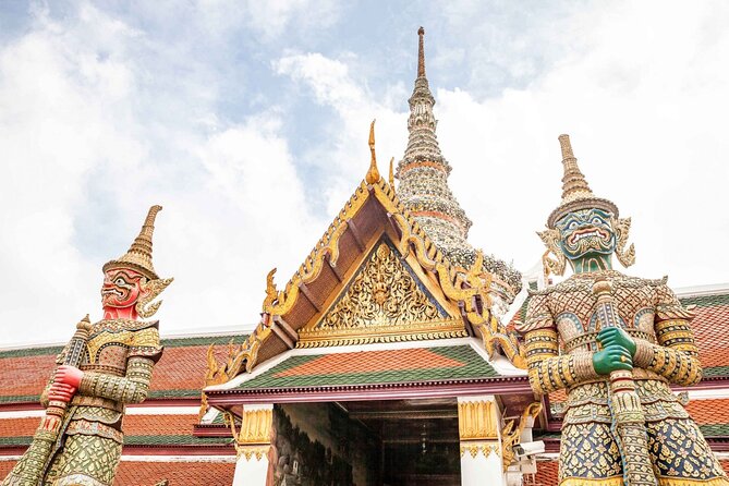 Grand Palace, Wat Phra Kaew, Wat Pho and Wat Arun Walking Tour From Bangkok - Your guide matters: how English explanations help you read the sites