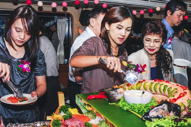 Grand Pearl Dinner Cruise: Dining & Live Performances - Who should book this Grand Pearl dinner cruise?