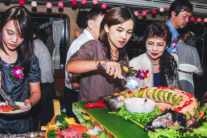Grand Pearl: Luxury Dinner Cruise with Live Entertainment - Watching Wat Arun, the Grand Palace, and Wat Phra Kaew from the River