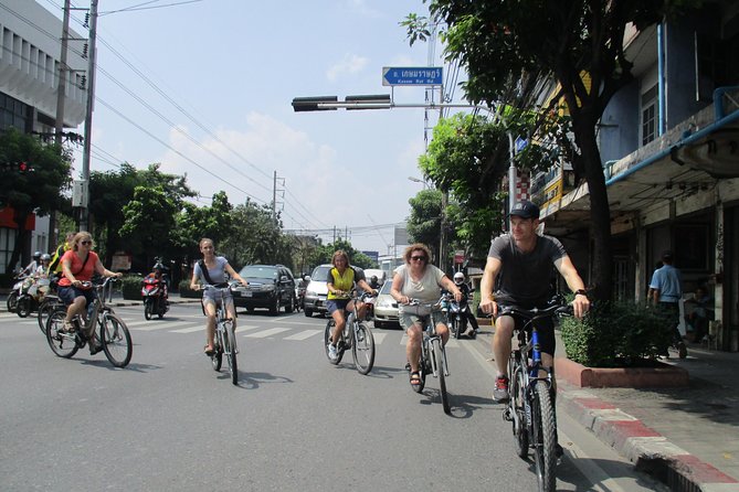 Green Bangkok Bicycle Tour - The snack-and-cold-drink break that makes the whole ride feel easier