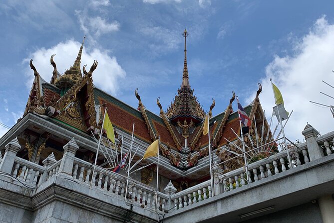 Half Day Bangkok Food and Sightseeing Tour - Stop 1: Wat Hua Lumphong for ritual and temple detail (45 minutes)