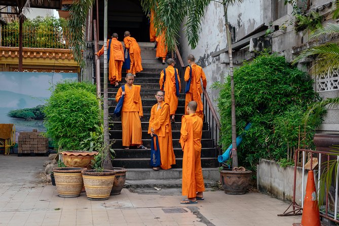 Highlights & Hidden Gems With Locals: Best of Bangkok Private Tour - Wat Rakhang Khositaram Woramahawihan: a quieter temple with royal echoes