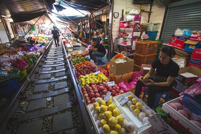 Maeklong Railway Market and Damnoen Saduak Floating Market Tour From Bangkok - Stop 1 at Mae Klong Railway Market: Hoop Rom Market and the train-show choreography