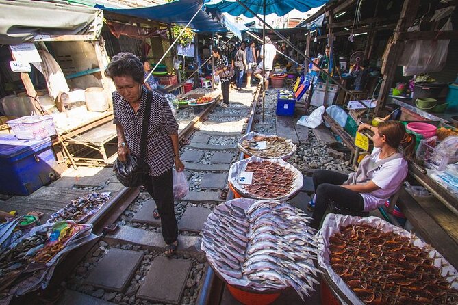 Maeklong Railway Market and Damnoen Saduak Floating Market Tour From Bangkok - What to buy, what to skip, and how to stay in control