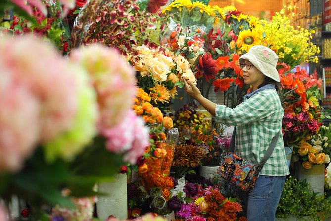 Morning Buddhist Almsgiving, Grand Palace and Flower Market Tour in Bangkok - The guide experience, small group, and where reviews hint at differences