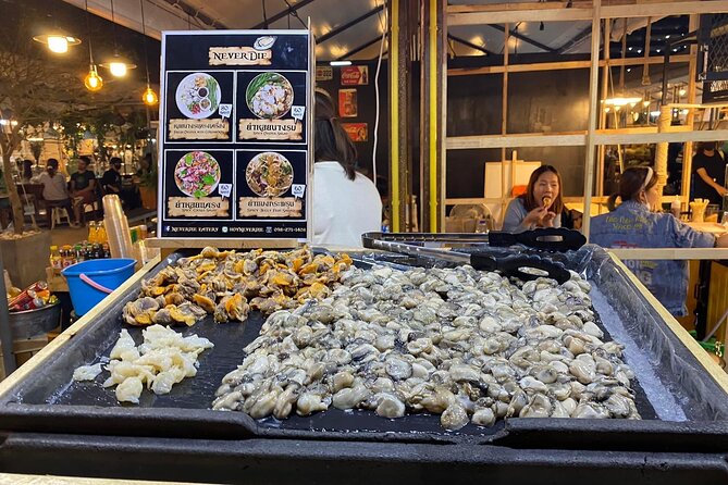 Night life in Bangkok - Jodd Fairs Train Night Market(Joint) - Photo spots: how the guide turns lines into shots