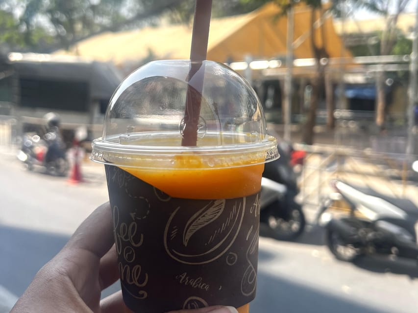 No Diet Club - Local food tour in Bangkok with many tastings - The temple area stop: where street food meets calmer streets