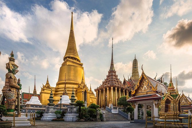 Private Fullday Bangkok Sightseeing Tour - Wat Pho (Wat Phra Chetuphon): the reclining Buddha, close to the action