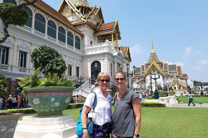 Private Grand Temples Along the Chao Phraya River [1/2 Day] - Pak Khlong Talad Original, flowers, local commerce, and photo-ready chaos