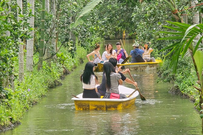 Railway Market, Floating Market and After the Rain Cafe - Entering Mae Klong Railway Market, where the train owns the schedule