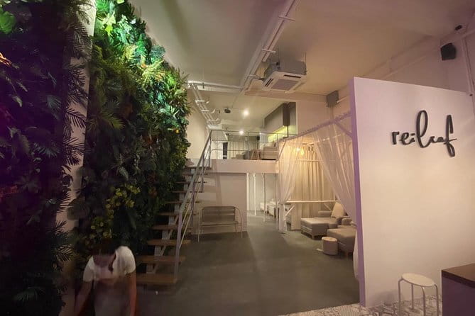 Rest And Relax Massage - Traditional Thai Massage In Bangkok / Sukhumvit - Entering Rest And Relax in Sukhumvit 21: Easy to Find, Easy to Relax