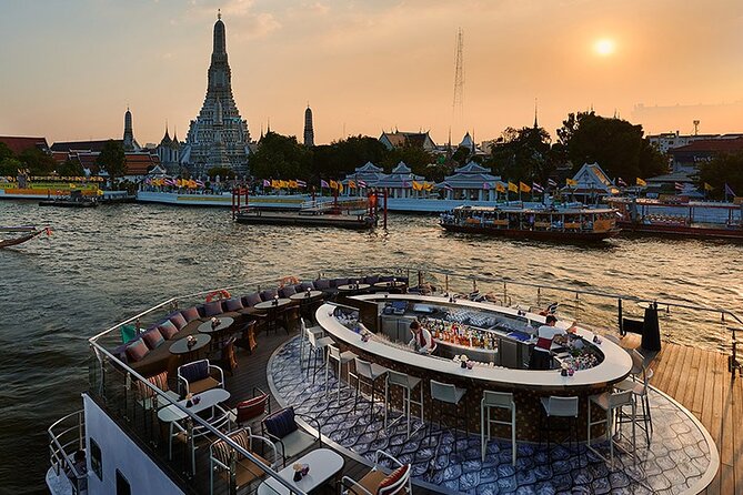 Saffron: A Luxurious Dinner Voyage on the River of Kings - Welcome mocktail and live entertainment you can plan around