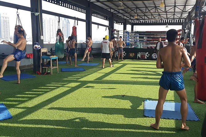 Thai Boxing Lesson, family and Kids Friendly - The practice rounds: how a family-friendly lesson keeps it safe
