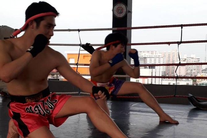 Thai Boxing Lesson, family and Kids Friendly - Meeting at Rod Fai Fah Apartment and getting ready on the 7th floor