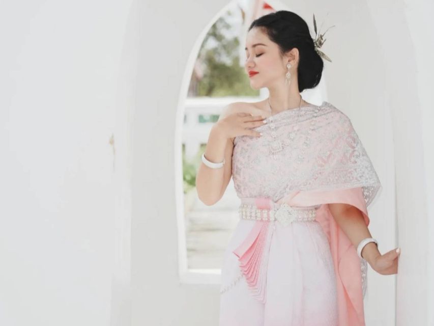 Thai Costume Rental - Using your day well: wear the costume beyond Wat Arun