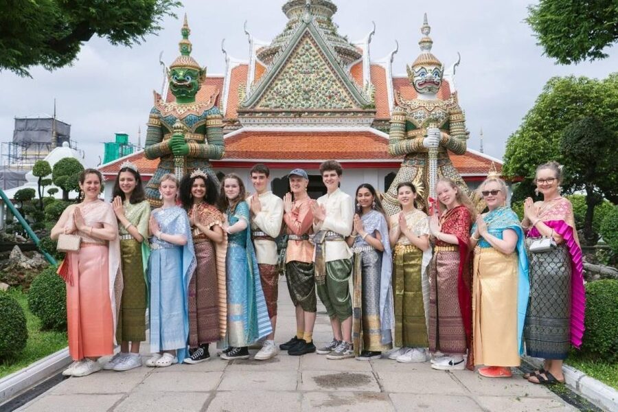 Thai Costume Rental - Language support: English, Chinese, and Korean, plus clear studio rules