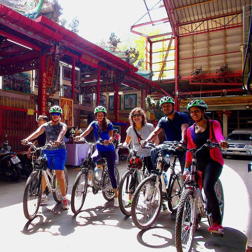 Thai culture and Bangkok local life guided bike tour - Talat Noi backstreets: Chinese community life and a shrine moment