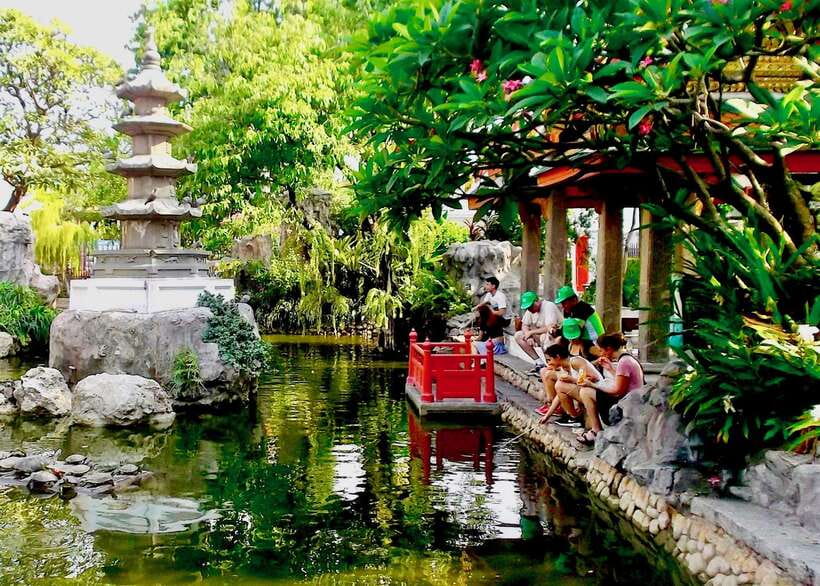 Thai culture and Bangkok local life guided bike tour - Photo stops that matter: Wang Burapha Phirom and Thanon Prajadhipok